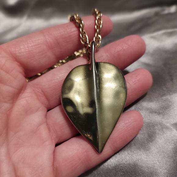 1980's Givenchy gold pendant and chain - Picture 2 of 4